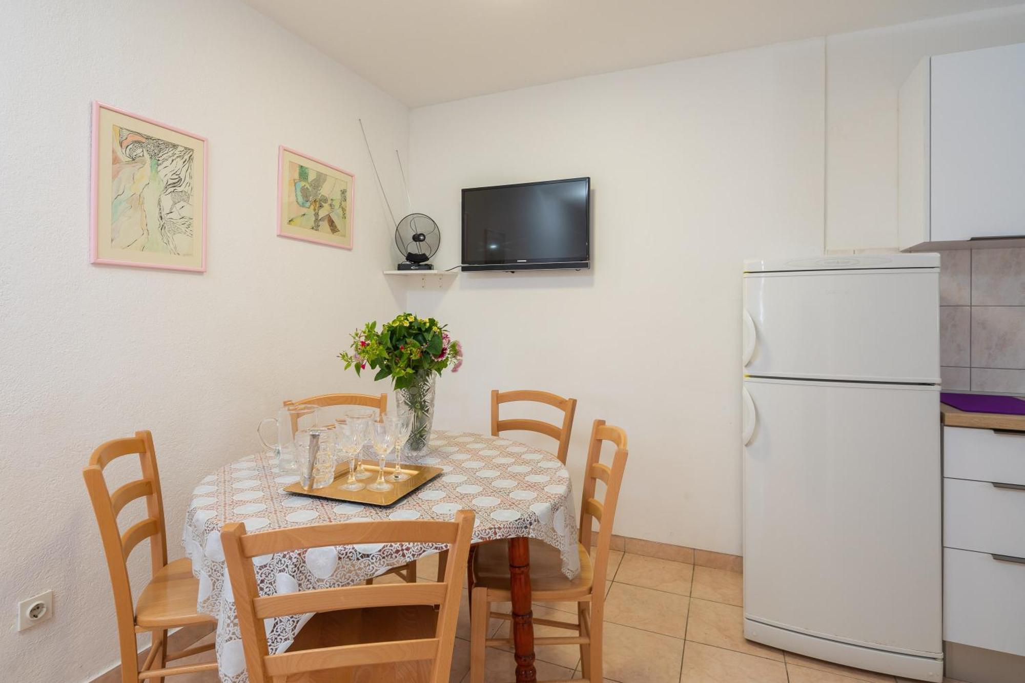 Apartments Roza Оміш Екстер'єр фото