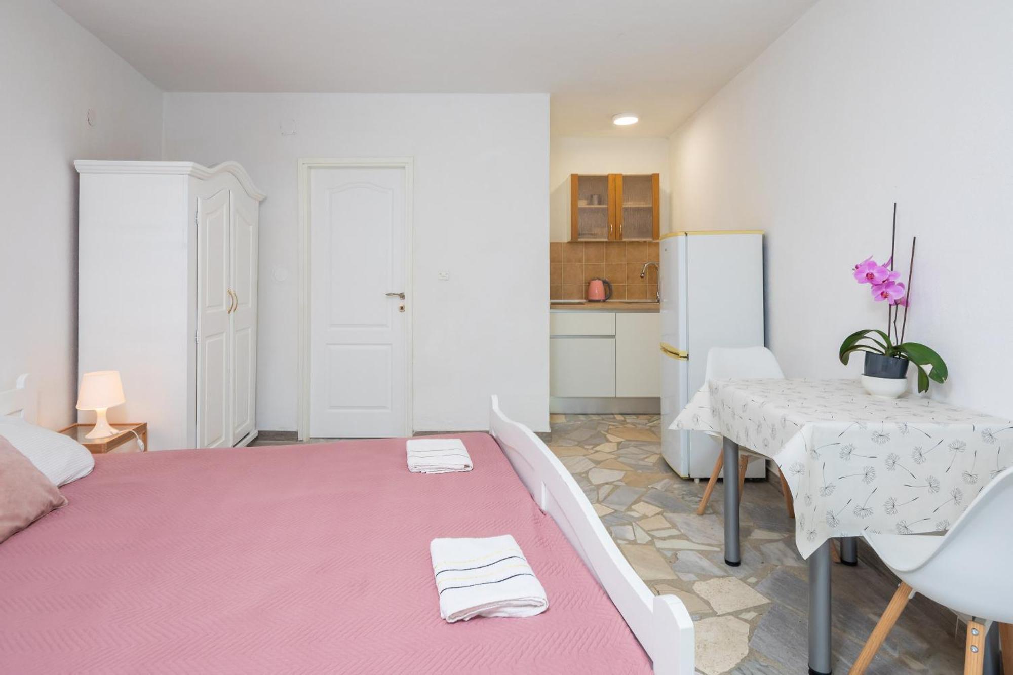 Apartments Roza Оміш Екстер'єр фото